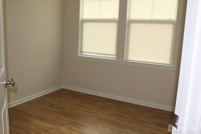 Building Photo - 6 Bond St