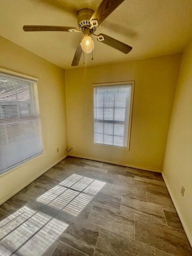 Building Photo - 2314 Mistletoe St