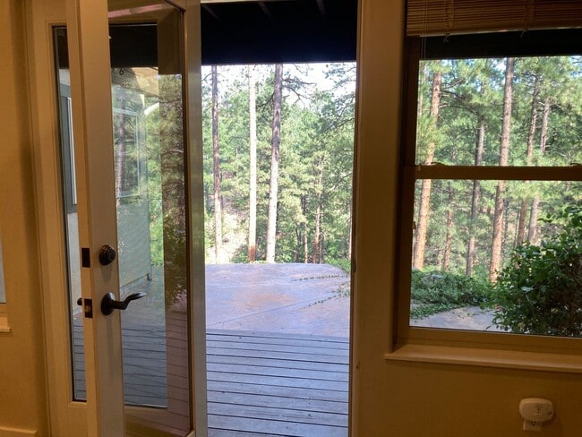 Building Photo - Custom home in the sought-after Edgemont H...