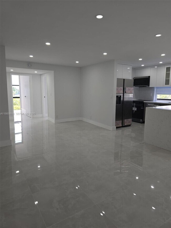 Building Photo - 17021 N Bay Rd