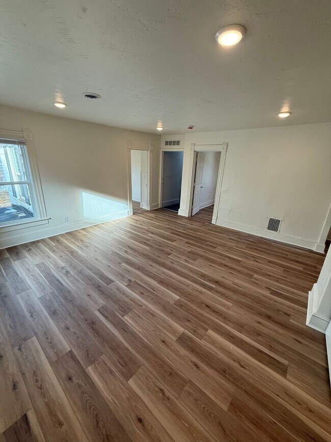 Building Photo - 654 Central St