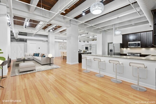 Building Photo - 312 N May St