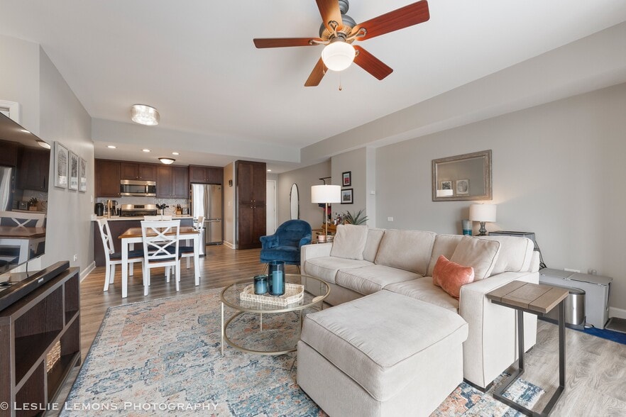 Building Photo - 680 N Green St