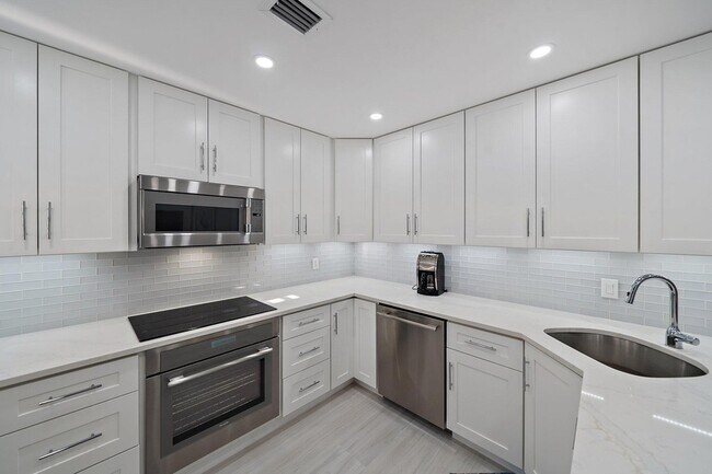 Building Photo - 3902 Fairway Dr N