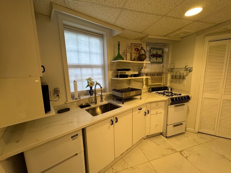 Building Photo - 3801 Calvert St NW