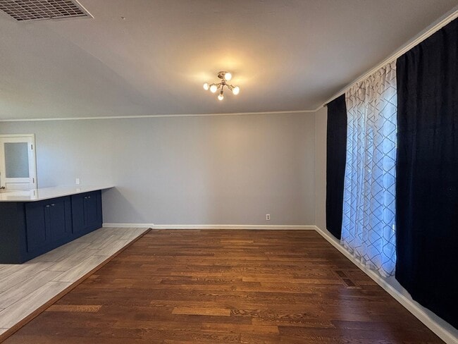 Building Photo - Perfect and Updated Rental close to TU!