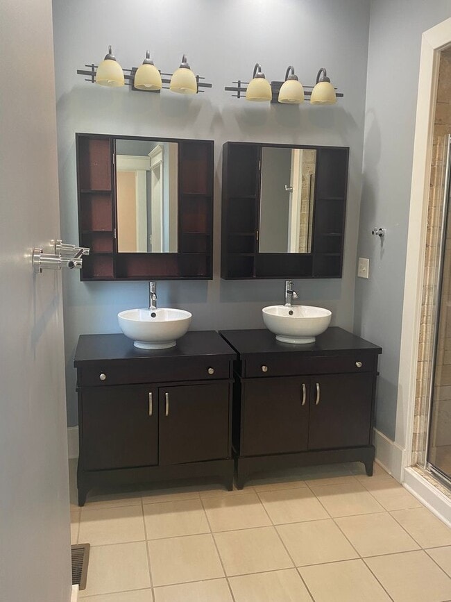 Building Photo - Vanderbilt Place - Wonderful Location 3 bedrooms/3 1/2 baths