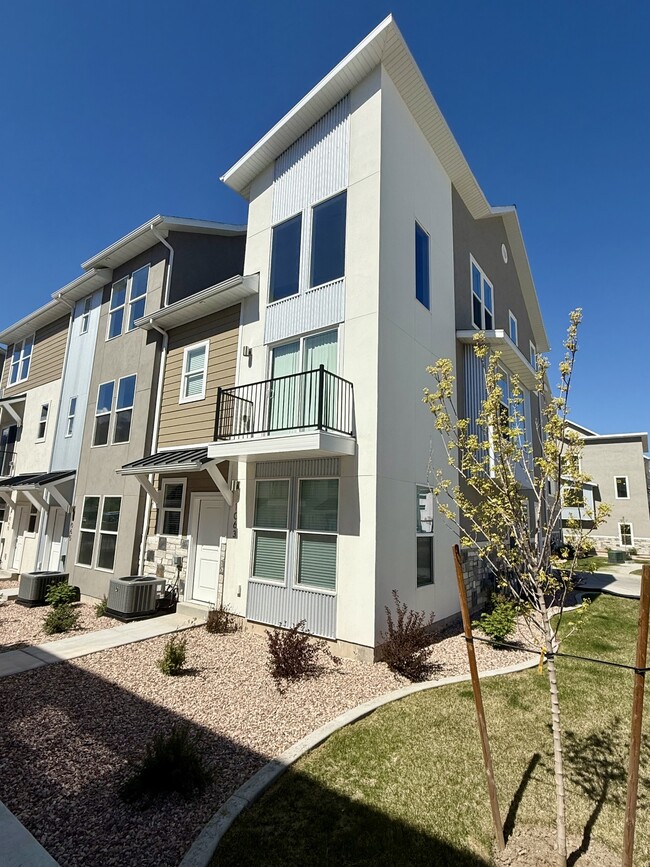 Building Photo - 1063 S 2760 E