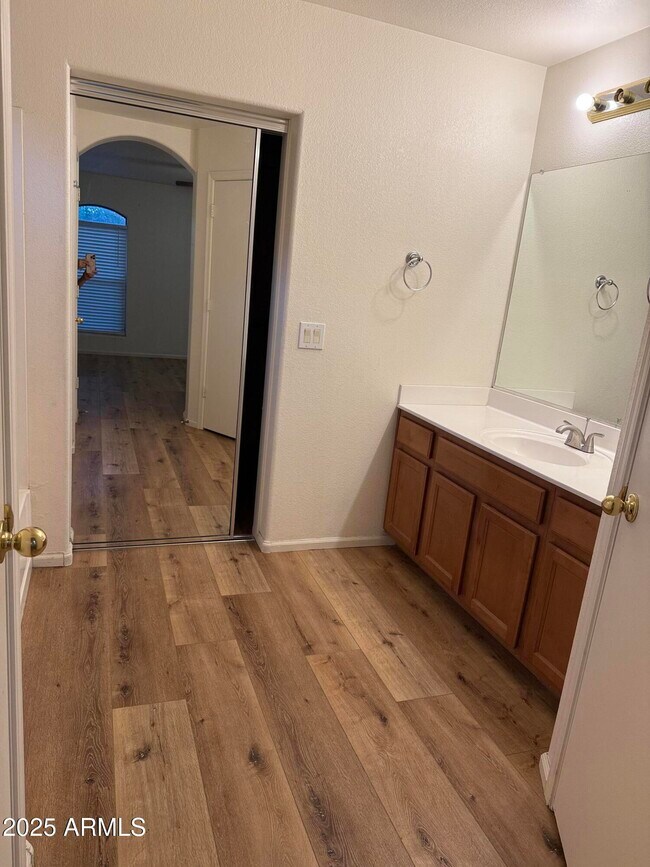 Building Photo - 2528 W Straight Arrow Ln