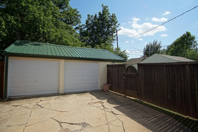 Building Photo - 2304 NW 28th St