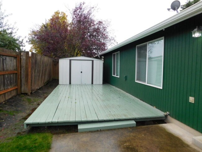 Building Photo - 3Bd/2Ba Single Story Home - Available to View!