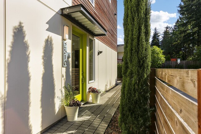 Building Photo - Lovely Ravenna 3bdrm/2.5 bath detached townhome  with 2 parking spaces.  - Available 8/1