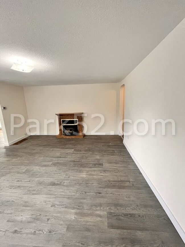 Building Photo - Small Pet Friendly - 2 Bedroom Single Fami...