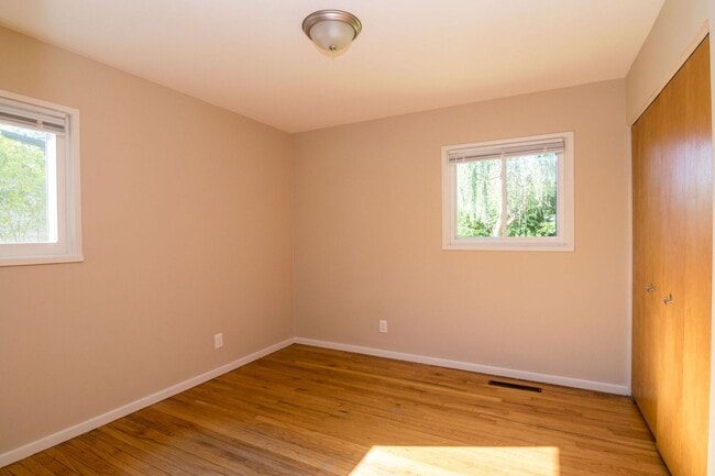 Building Photo - 2420 N Circle Dr