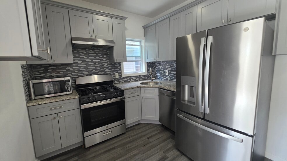 Building Photo - 176 Bartholdi Ave