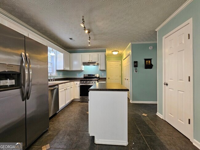 Building Photo - 611 Lora Smith Rd