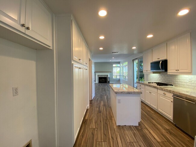 Building Photo - Stunning 4 bedroom Home with a Pool locate...