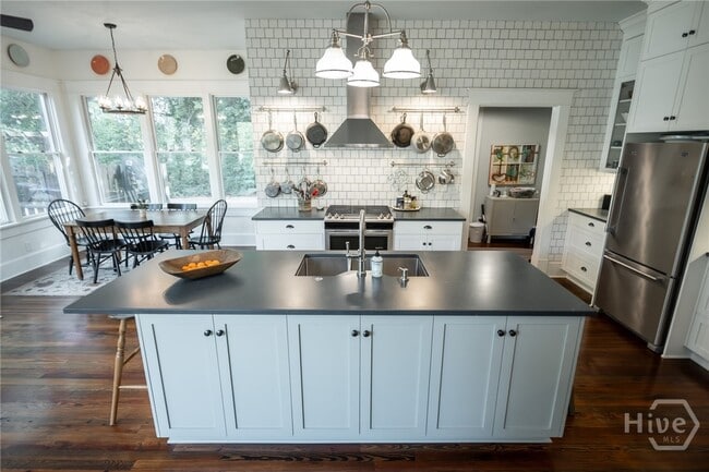 Building Photo - 290 Milledge Cir