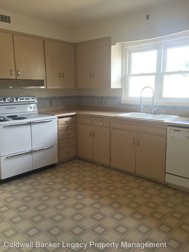 Building Photo - 1220 Girard Blvd NE