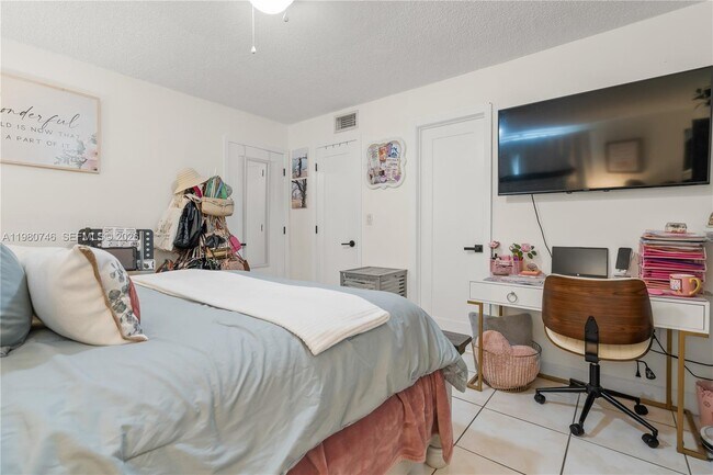 Building Photo - 10000 NW 80th Ct