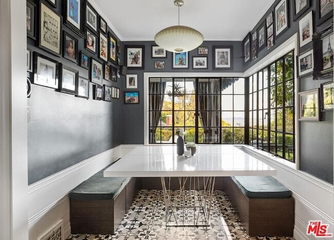 Building Photo - 1514 Sunset Plaza Dr