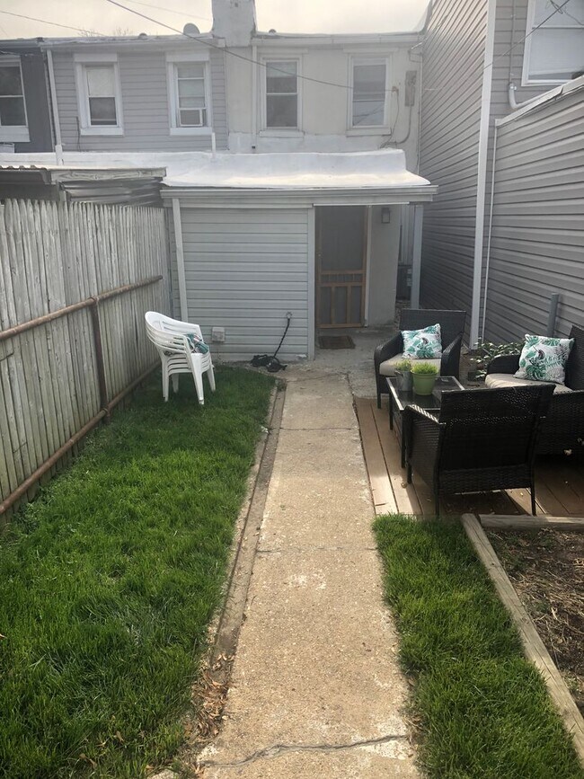 Building Photo - One Block From The Avenue! Perfect 2-Bedro...