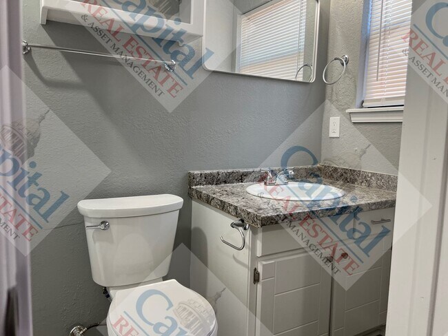 Building Photo - Cozy 3 Bedroom