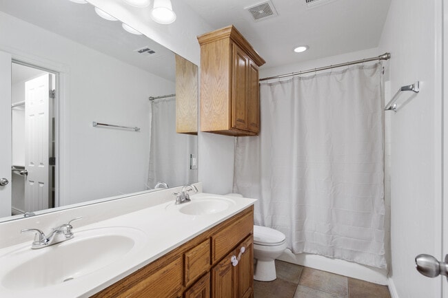 Building Photo - 4900 Sunny Ct