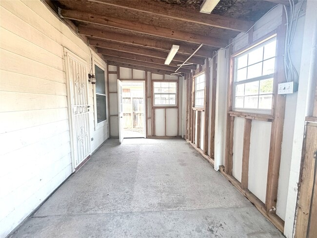 Building Photo - 12211 Meadow Crest Ct