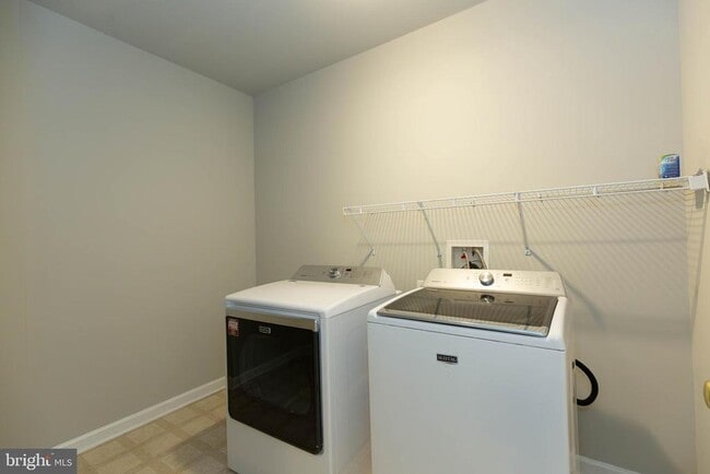 Building Photo - 305 Lewisburg Ln