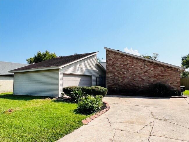 Primary Photo - 327 Maybrook Dr
