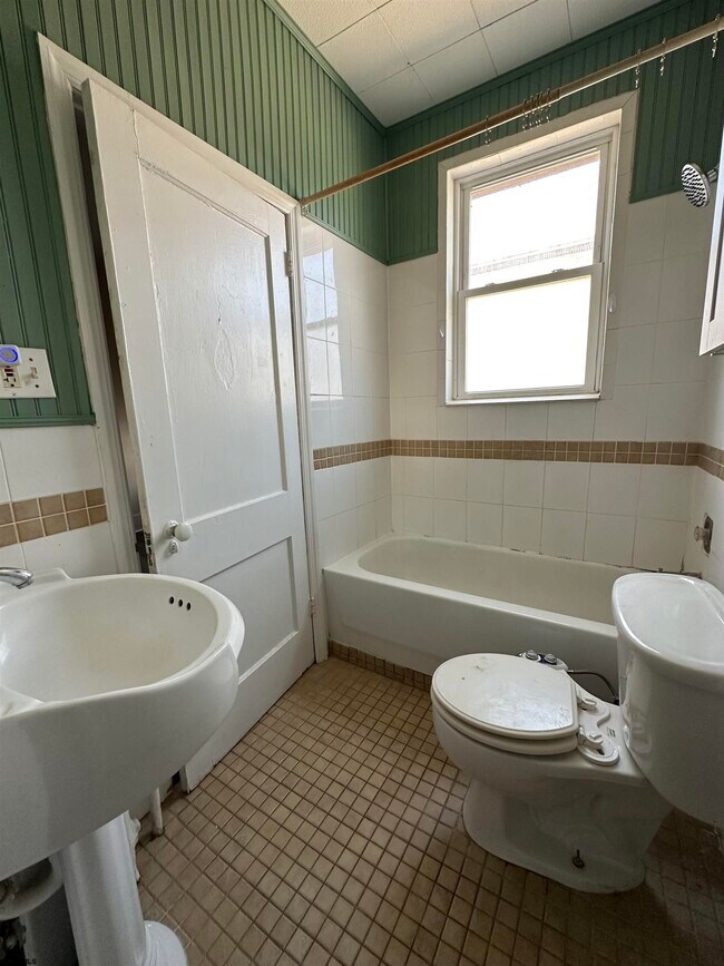 Building Photo - 3501 Ventnor Ave