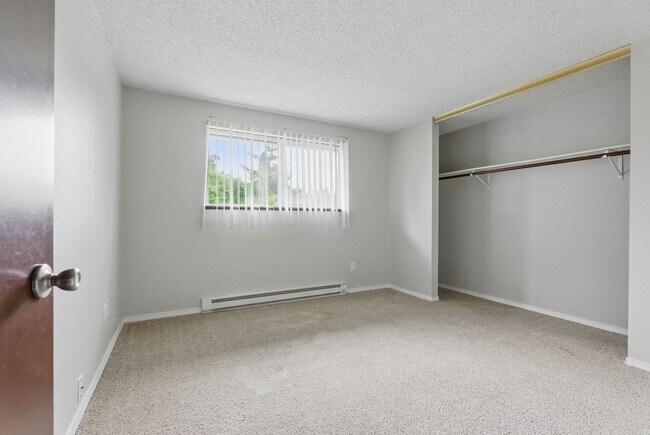 Building Photo - Comfort & Convenience in the Heart of Lents!