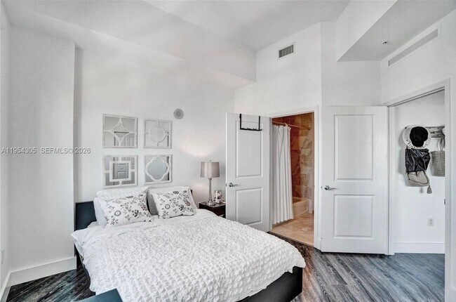 Building Photo - 7900 Harbor Island Dr