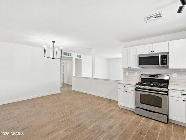 Building Photo - 2732 W Tuckey Ln