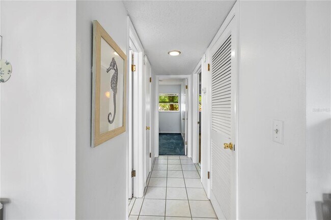 Building Photo - 2525 W Bay Dr