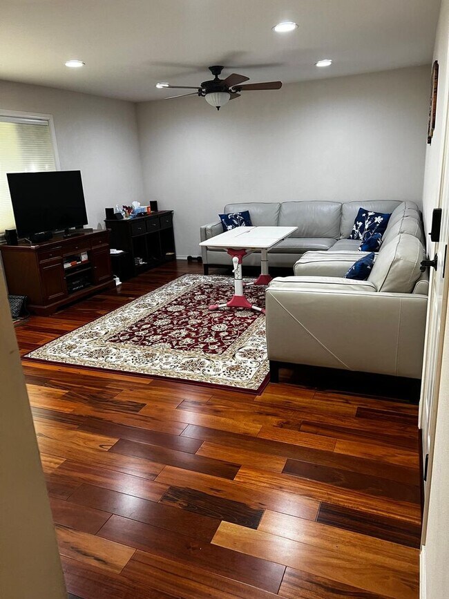 Building Photo - Well-Equipped 4 Bed 2.5 Bath Bellevue Home...