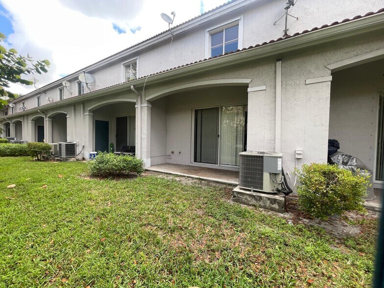 Building Photo - 2796 SW 83rd Ave