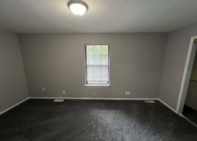 Building Photo - Renovated 3 Bedroom Duplex in Raytown!