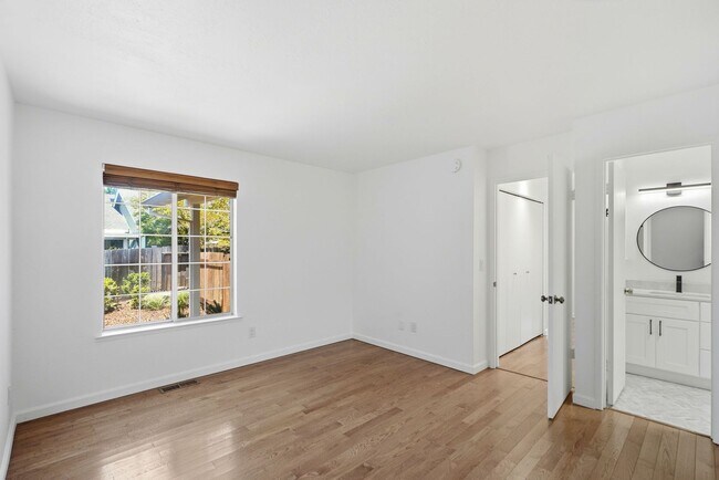 Building Photo - Remodeled 2 Bed, 2 Bath Townhouse in Petaluma's Morningstar Community