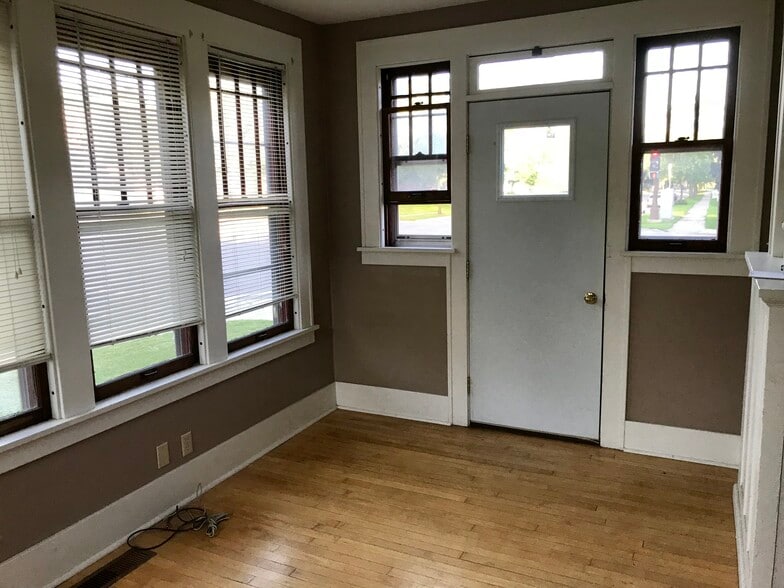 Building Photo - 1100 Center St.