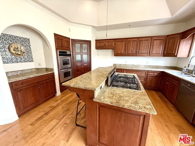 Building Photo - 10827 Pacific View Dr