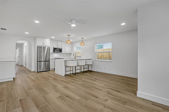 Building Photo - 416 W Mango St