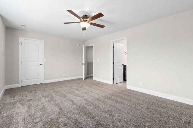 Building Photo - Pet Friendly Three Bedroom!