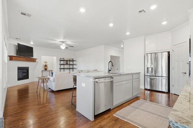 Building Photo - Stunner! This beautiful home features a spacious open floor plan with primary suite and private o...