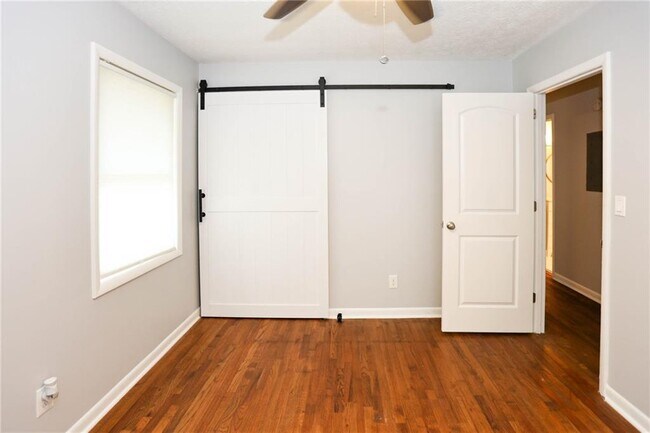 Building Photo - 667 Tara Cir SE