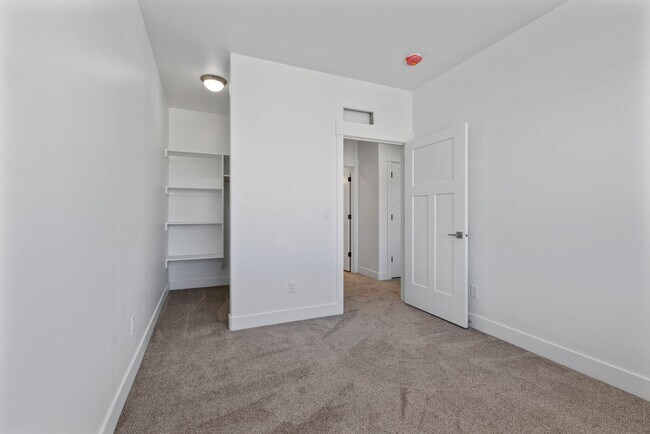 Building Photo - MODERN 3 BED 2.5 BATH TOWNHOME IN SAINT ANTHONY