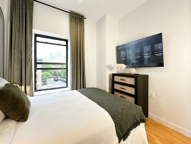 Building Photo - Furnished room/NOT APARTMENT