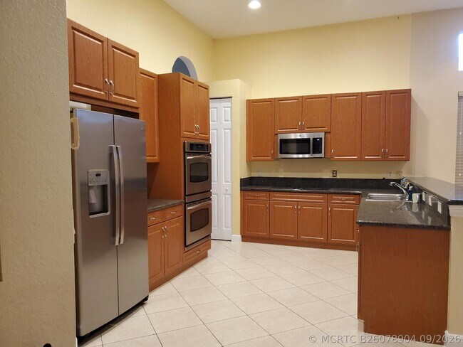 Building Photo - 5091 SW 173rd Ave