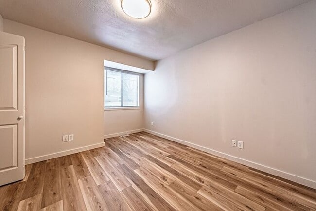 Building Photo - Renovated Charming 2-Bedroom Duplex